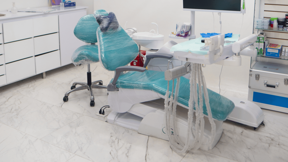 Interior moderno de clínica dental Servident